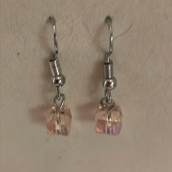 NWOT 1.25” hypoallergenic silver tone & pink lucite cube dangle drop earrings - Picture 4 of 12